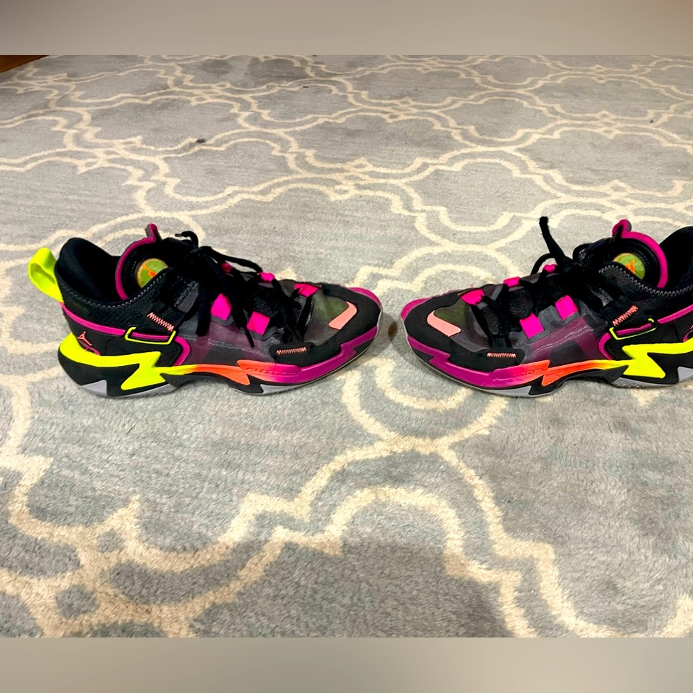 Great condition air Jordan mens basketball shoes